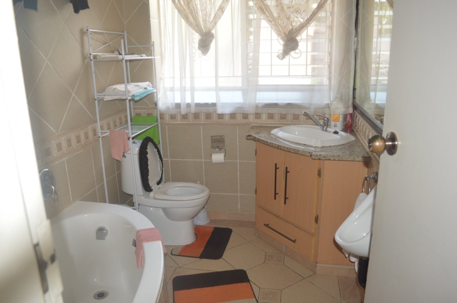 5 Bedroom Property for Sale in Wilkoppies North West